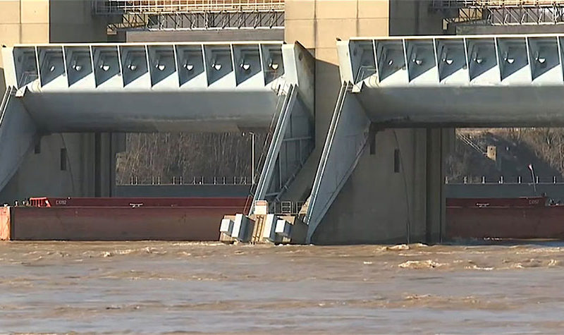 Towboat loses power, hits Ohio River dam before drifting through
