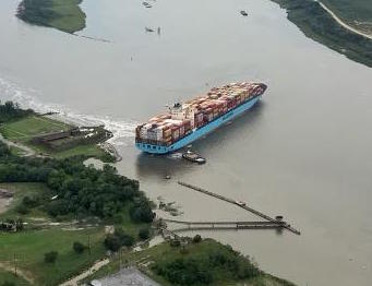 Seven tugs aid boxship after Savannah River grounding
