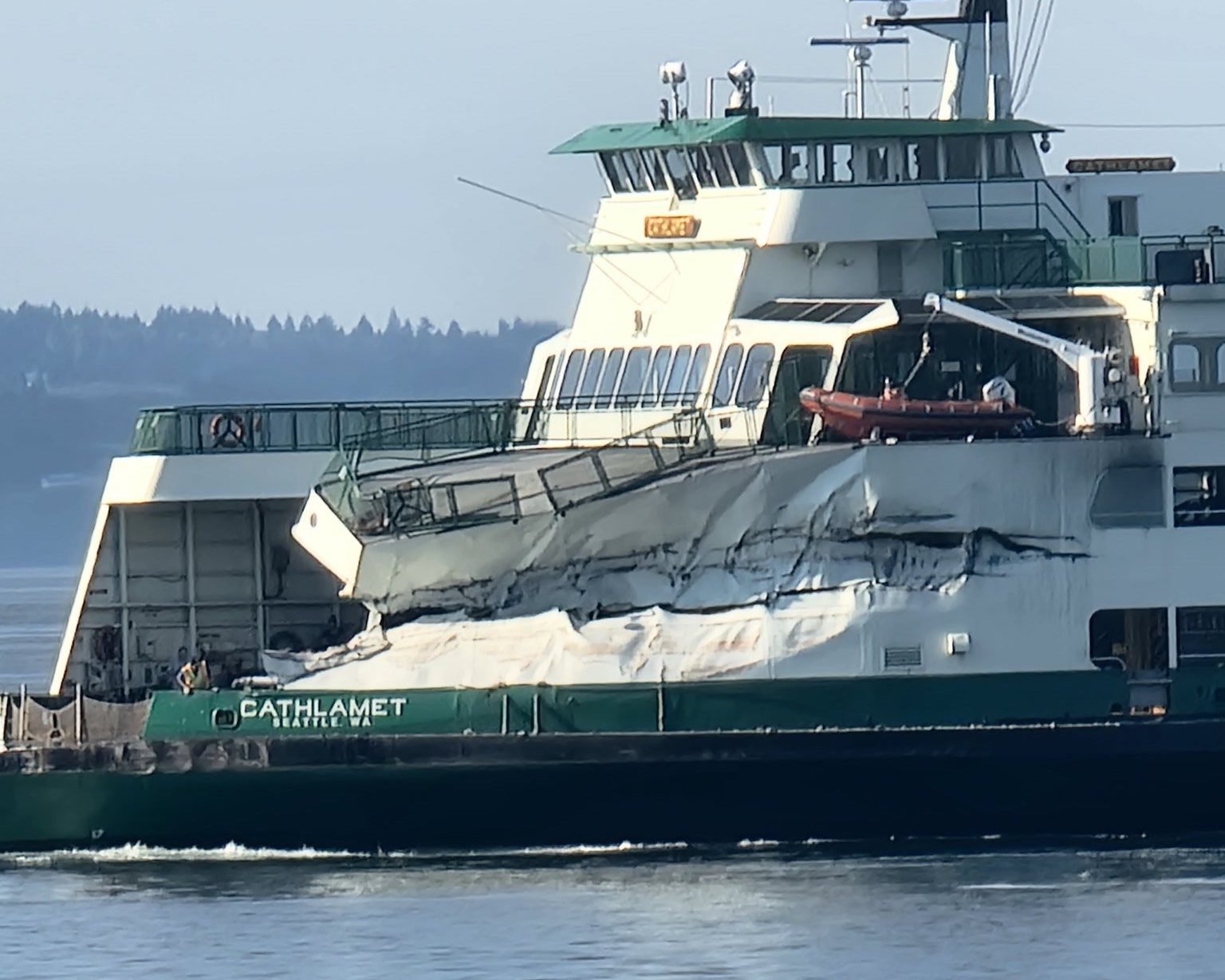 Seattle ferry hits mooring dolphin, suffers significant damage