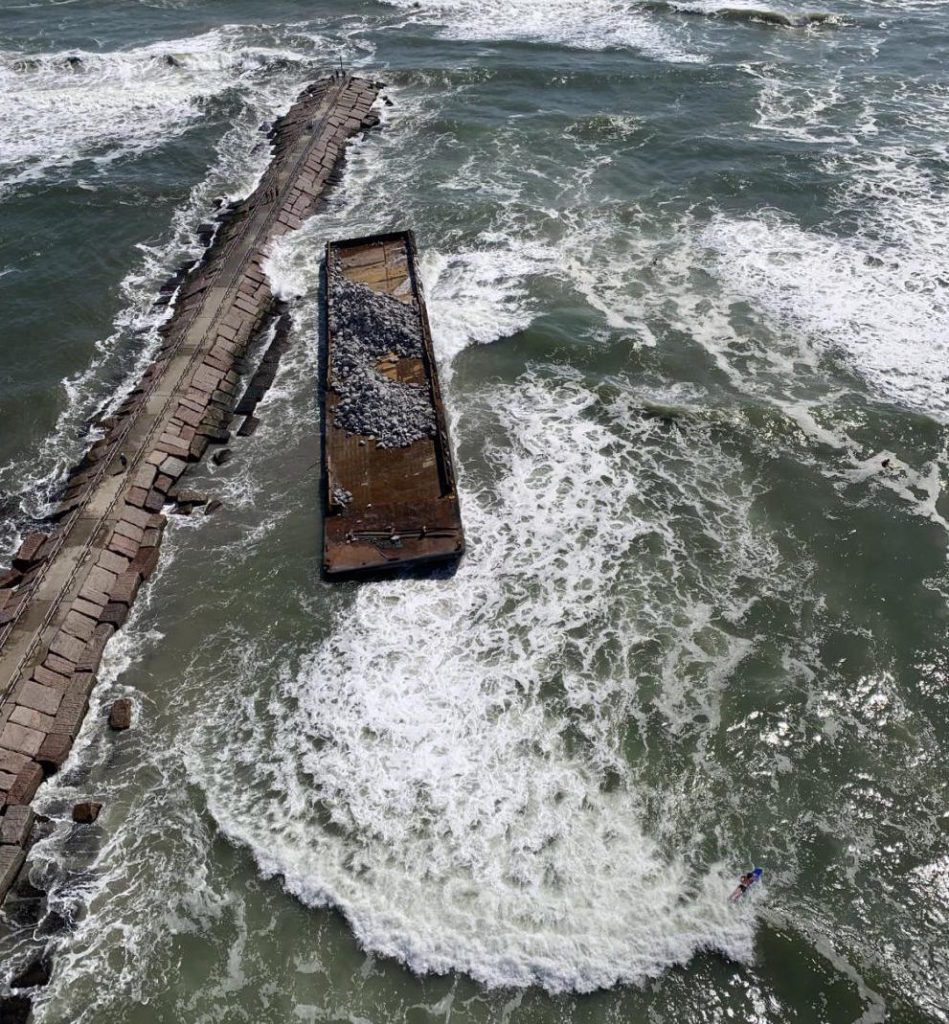 Construction barge goes adrift, grounds in Corpus Christi