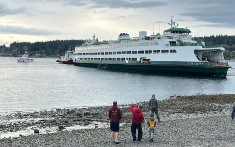 Ferry carrying 600 passengers grounds near Seattle