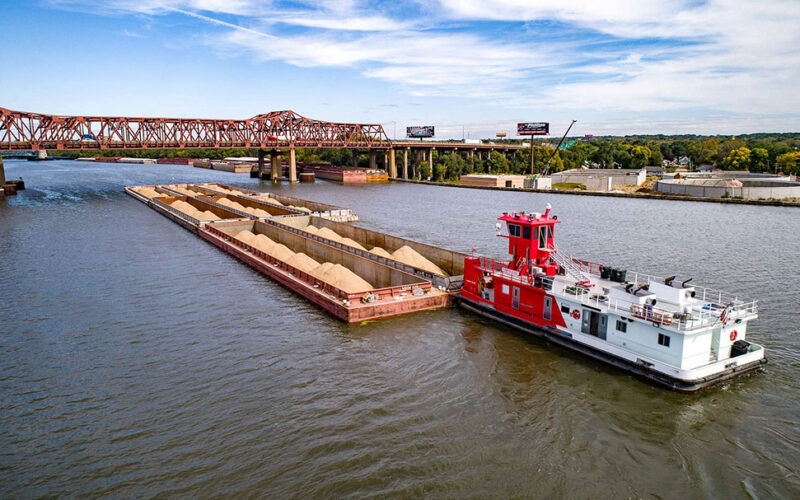 Middle River Marine’s towboat Kamryn Olivia with a tow on the Illinois River.