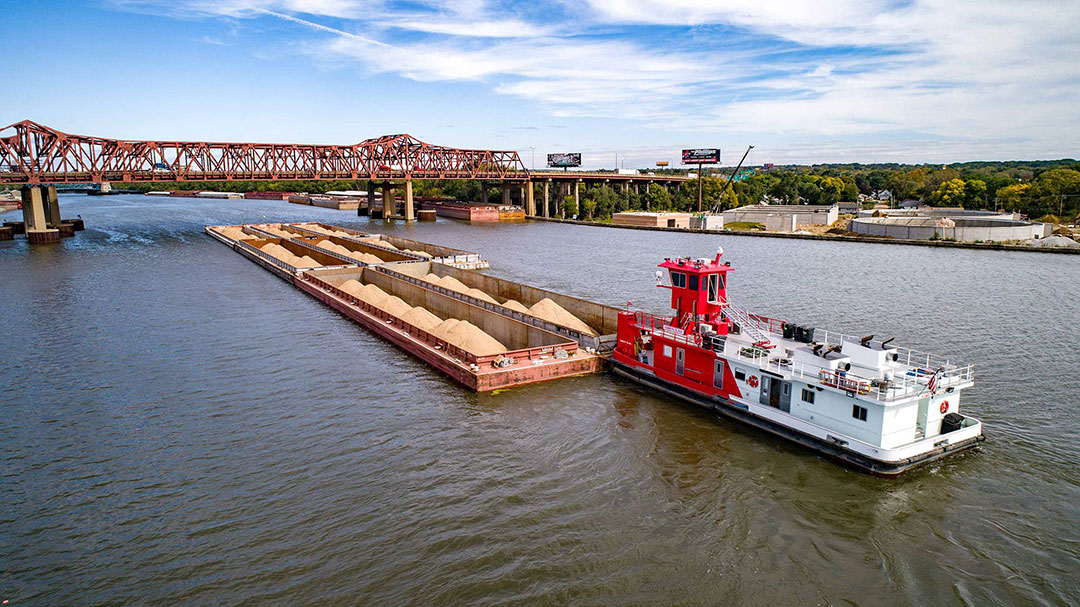 Middle River Marine’s towboat Kamryn Olivia with a tow on the Illinois River.