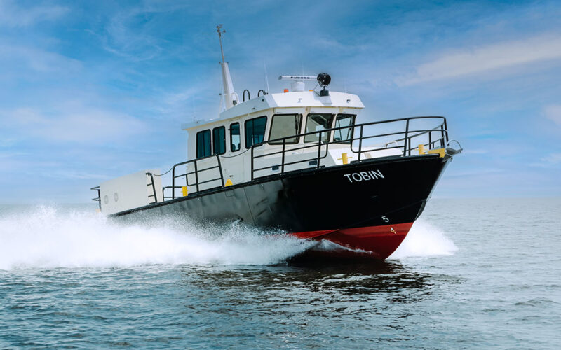 Aluminum monohulled Tobin can reach a speed of 28 knots.