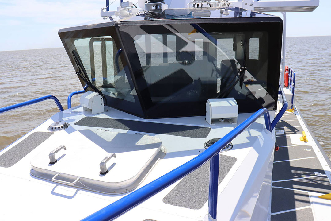 Triumph VII features an innovative pilothouse that includes Metal Shark’s “pillarless glass,” with a reverse-raked windshield that significantly reduces blind spots.