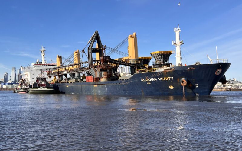 Bulker refloated with incoming tide on Delaware River