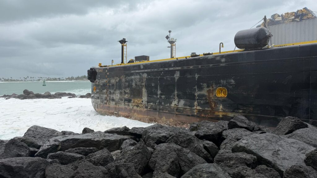 Fuel barge runs aground at entrance to San Juan Harbor