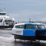 The Candela P-12 on the Oslofjord, racing one of the conventional electric vessels already in operation in Norway’s capital. While many electric vessels in Norway rely on fixed battery-swapping infrastructure, Candela says its hydrofoiling design reduces energy demand enough to charge from standard DC fast chargers.