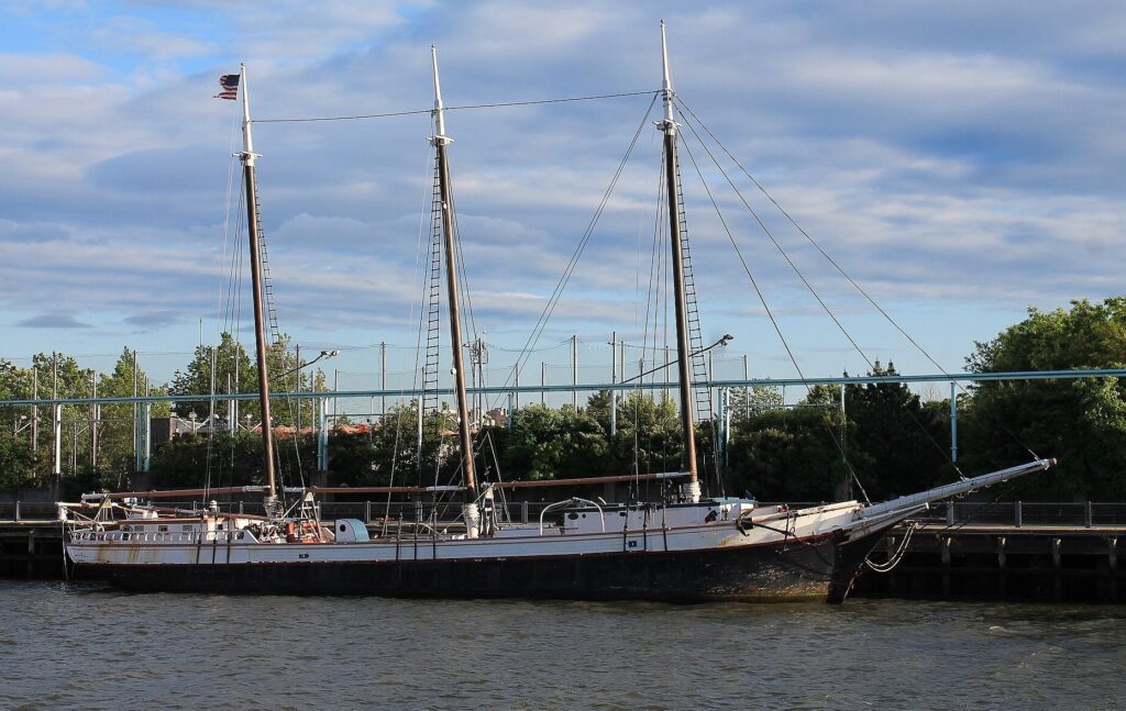 Historic Maine windjammer sinks at Brooklyn pier